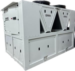 Очередной серийный чиллер Wheil выпущен для проекта компании ТЕХНОКИНЕТИК. Промышленный охладитель хладопроизводительностью 250 кВт со встроенным фрикулингом предназначен для наружной установки. Встроенный фрикулинг обеспечивает высокое энергосбережение в зимний период. Чиллер имеет в своей комплектации изолированный бак, основной и резервный насосы, а также высокоэффективные герметичные спиральные компрессора.